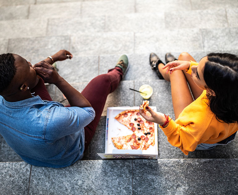 Friends eating pizza